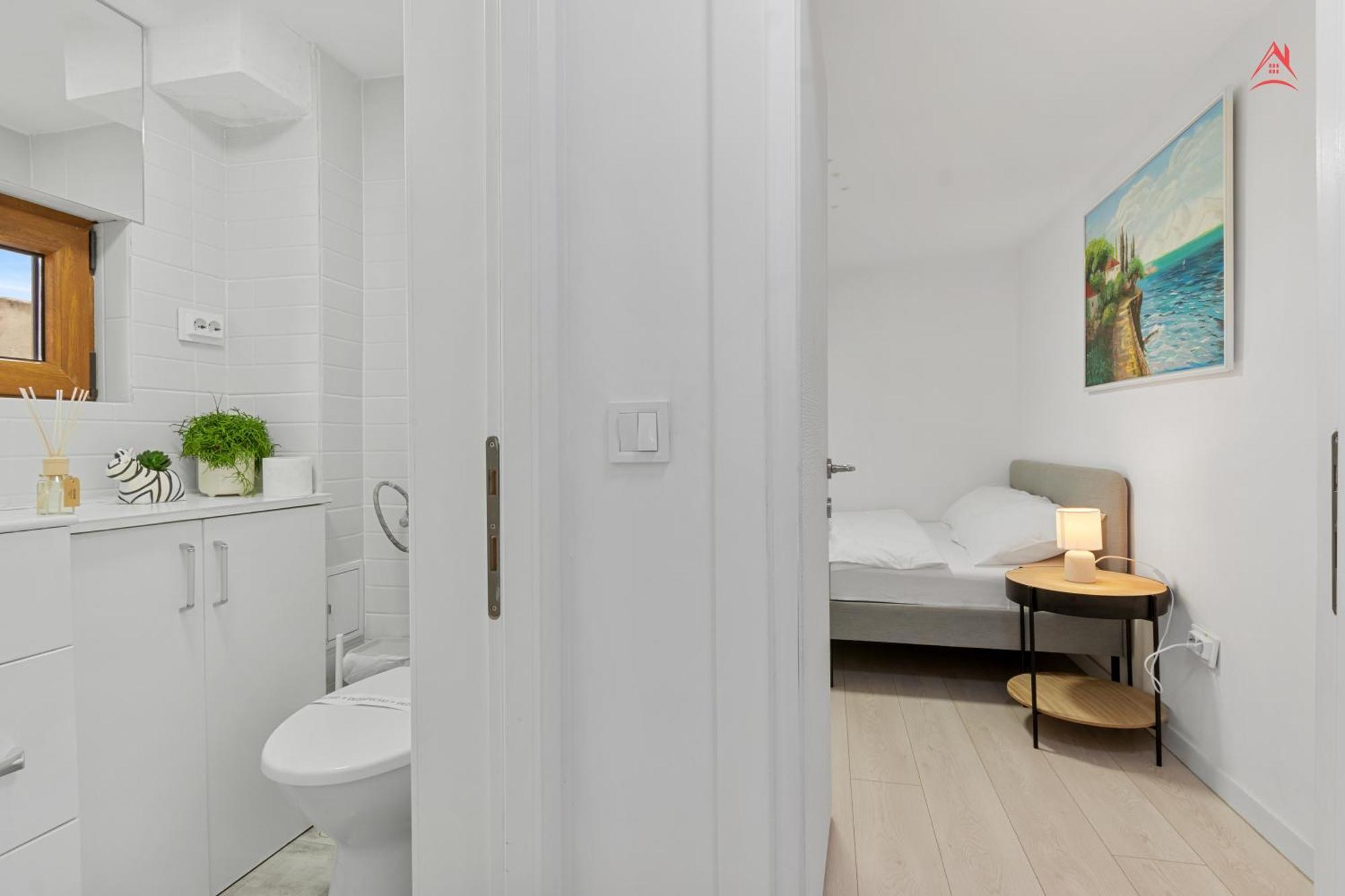 Central Town Cosy Apartment Bukarest Exteriör bild