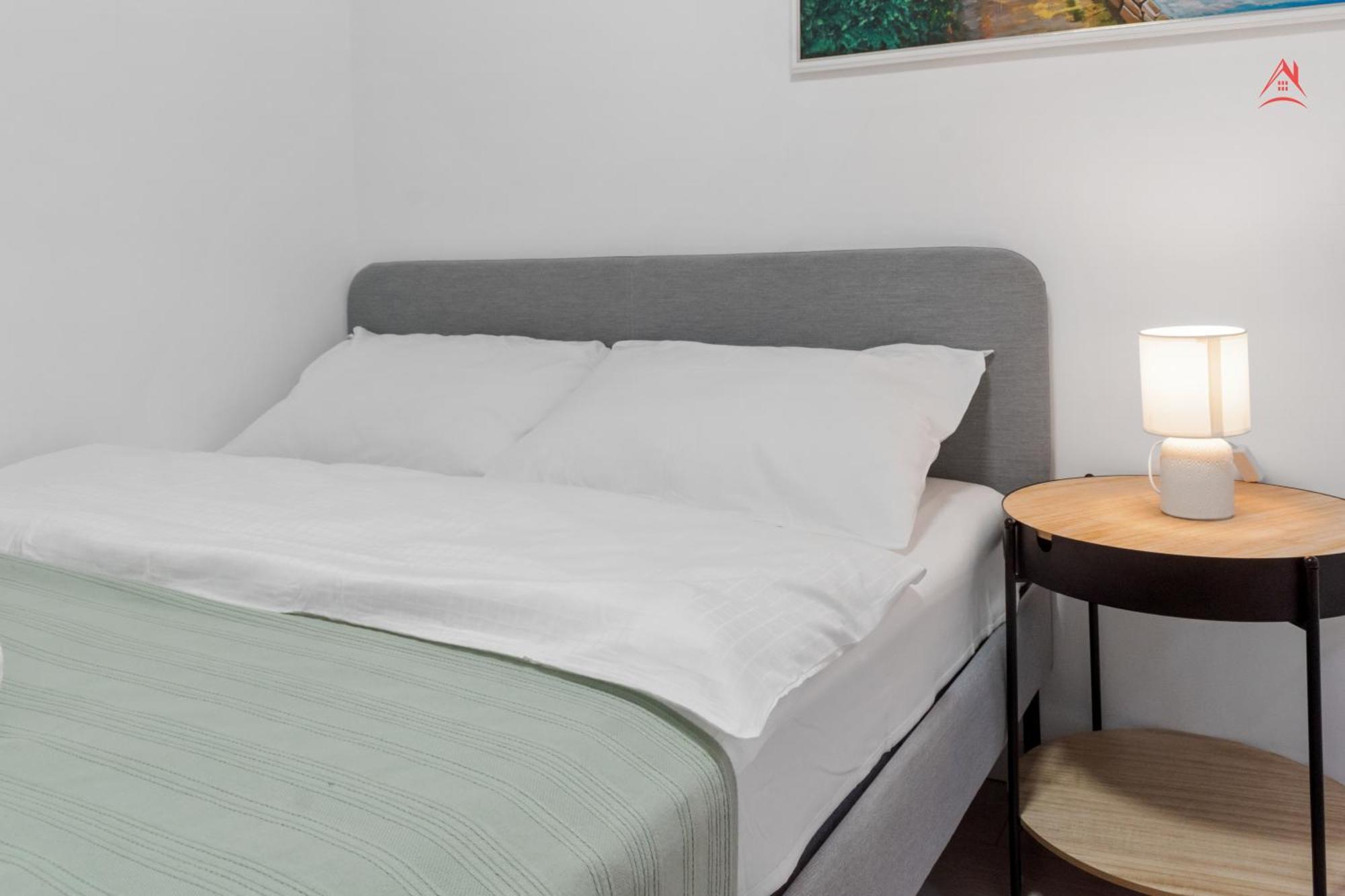 Central Town Cosy Apartment Bukarest Exteriör bild